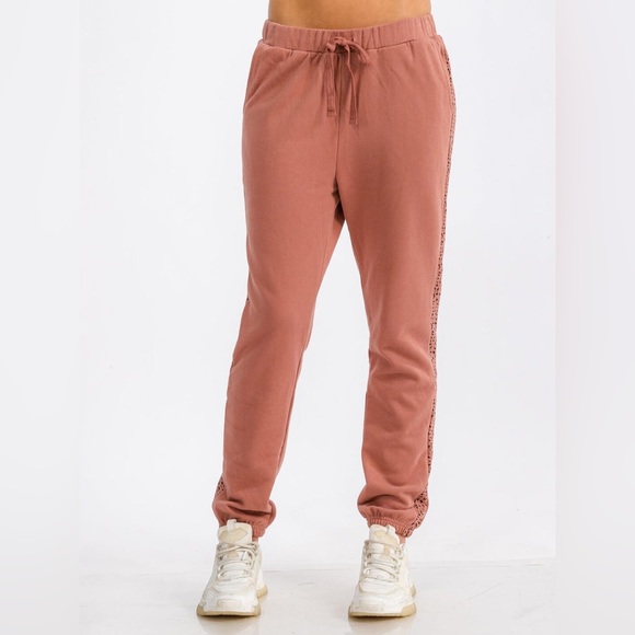 SALE! 022. WOMEN'S ELASTIC WAIST FRONT POCKET ANIMAL PRINT DETAILED SWEATPANTS - Picture 3 of 5